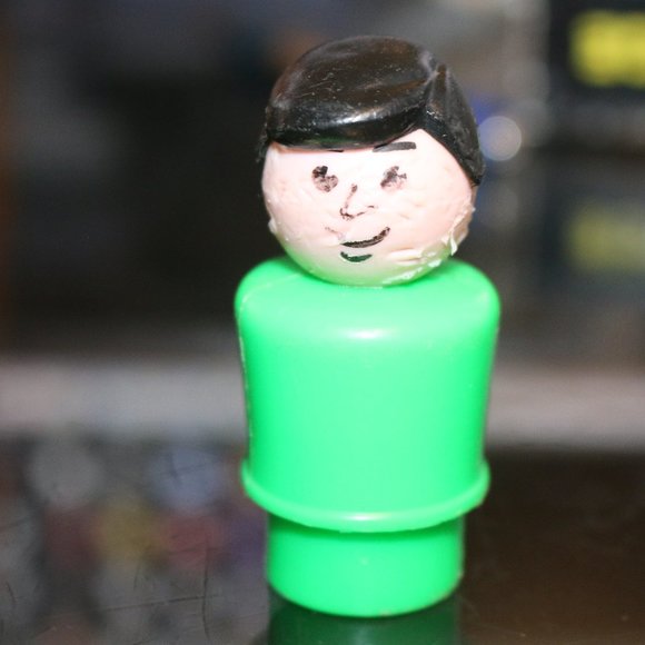 GREEN DAD w/ BLACK HAIR - VINTAGE FISHER-PRICE LITTLE PEOPLE FIGURE - Picture 1 of 2